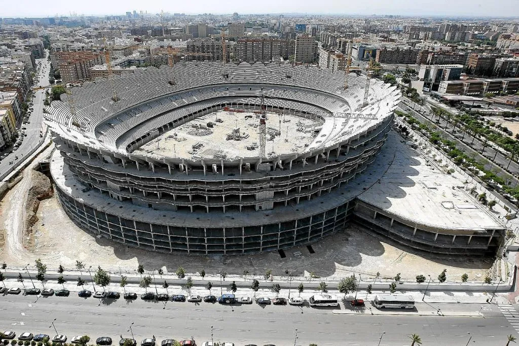 Comienza el izado de los pilares de la cubierta del Nou Mestalla