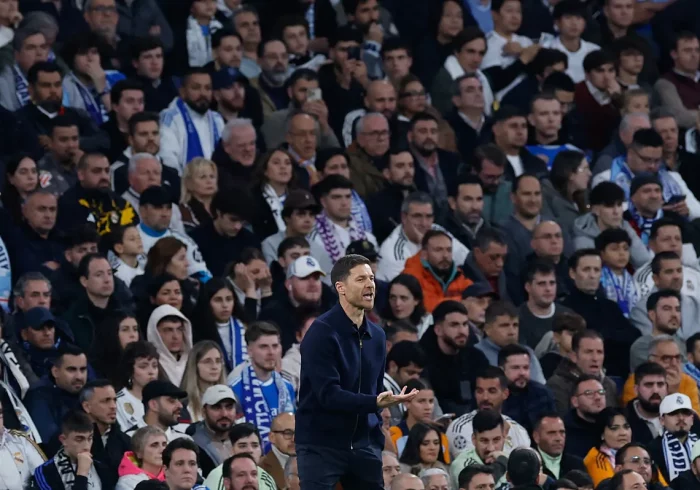 Cuatro días más para Xabi y un mensaje del club al vestuario: "Un paso adelante o seréis los próximos señalados"