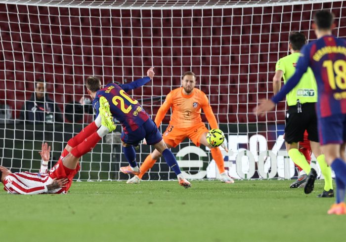 El Barça se lleva un duelo tan eléctrico como accidentado ante el Atlético