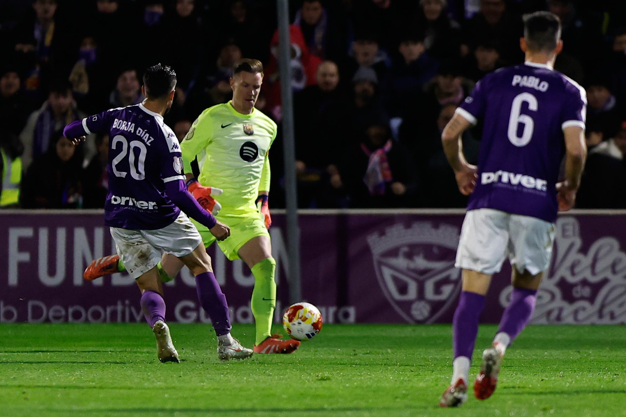 Ter Stegen inicia la jugada del Barça.