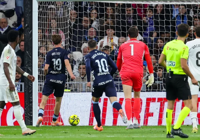 El Celta asalta el Bernabéu ante un Madrid desesperado que terminó con nueve jugadores