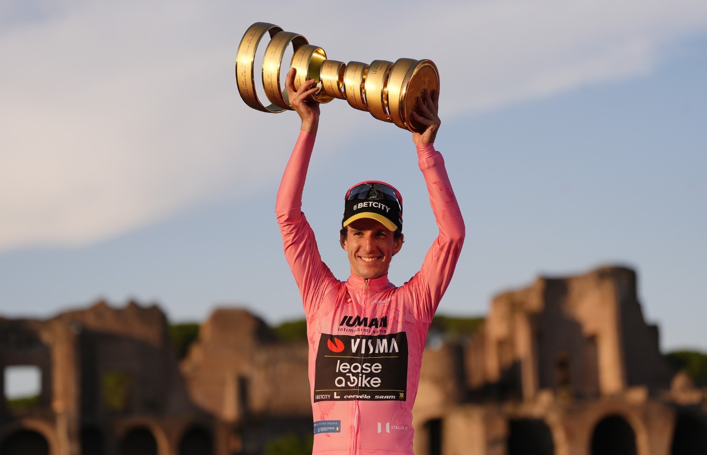 El Giro, del "romanticismo que ya no se encuentra en el Tour" al impacto económico: "Genera más de 2.500 millones de euros"