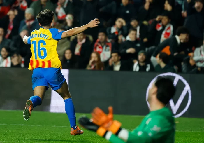 El Valencia remonta y araña un punto en Vallecas