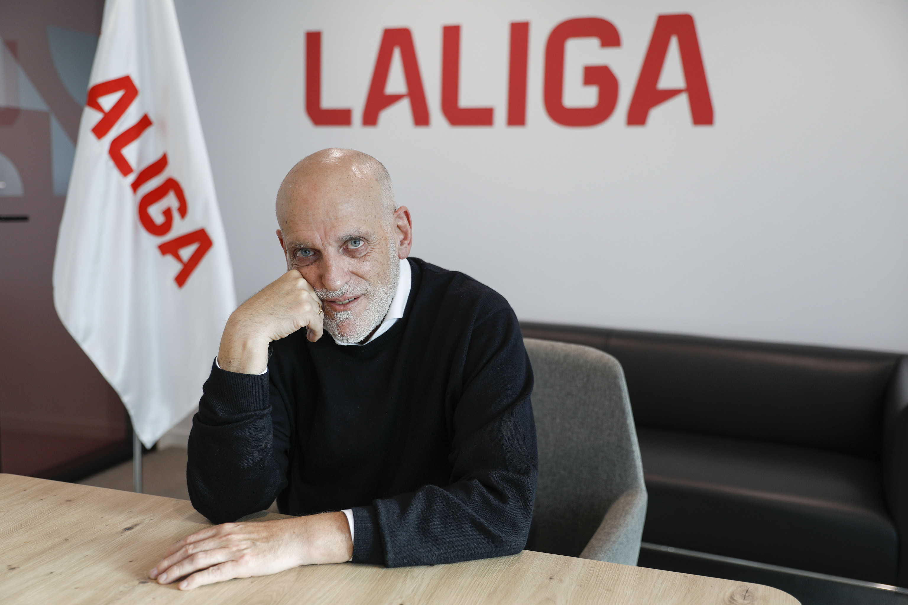El presidente de LaLiga frente al logo de la patronal.