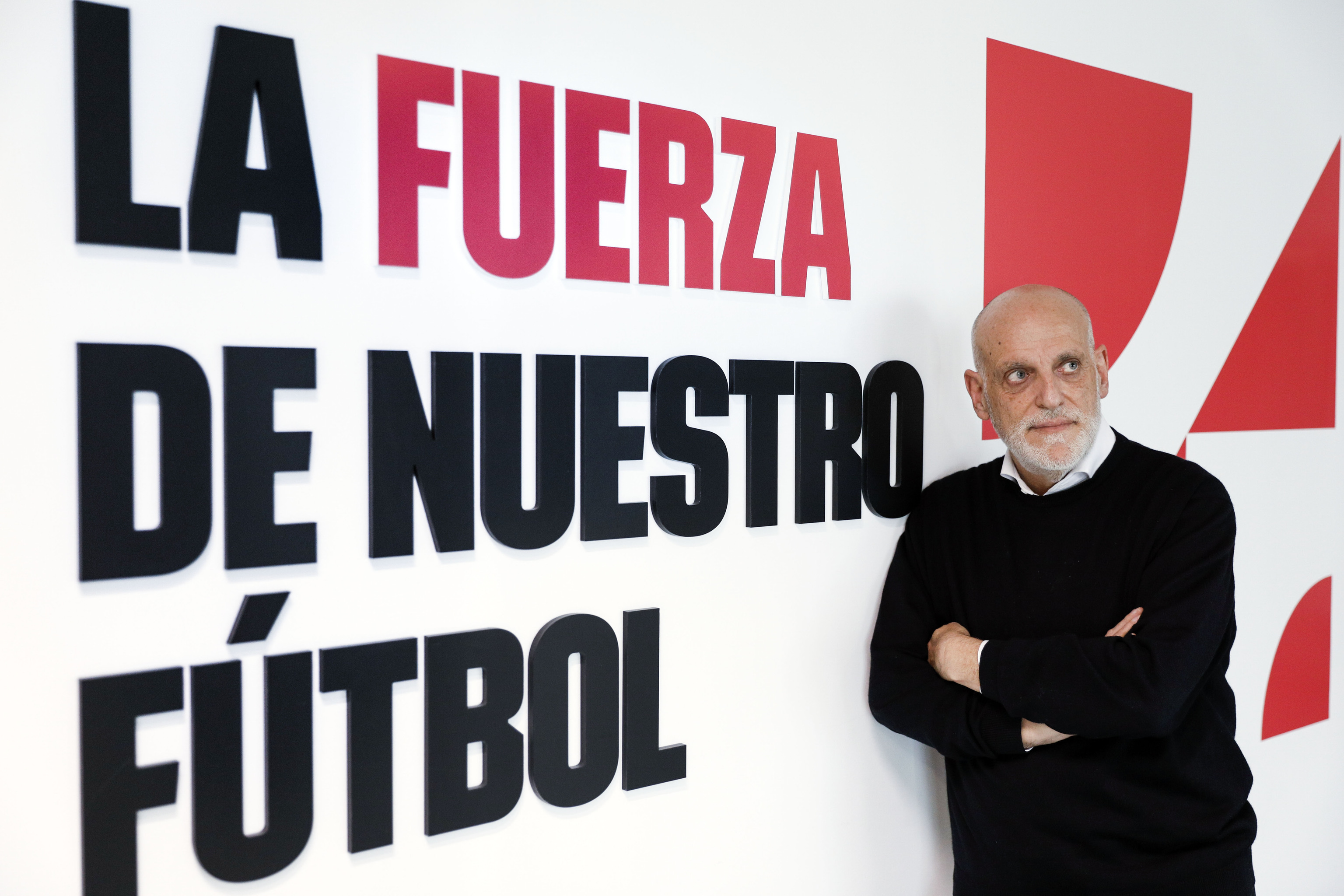 Tebas, ante el logo de la institución.