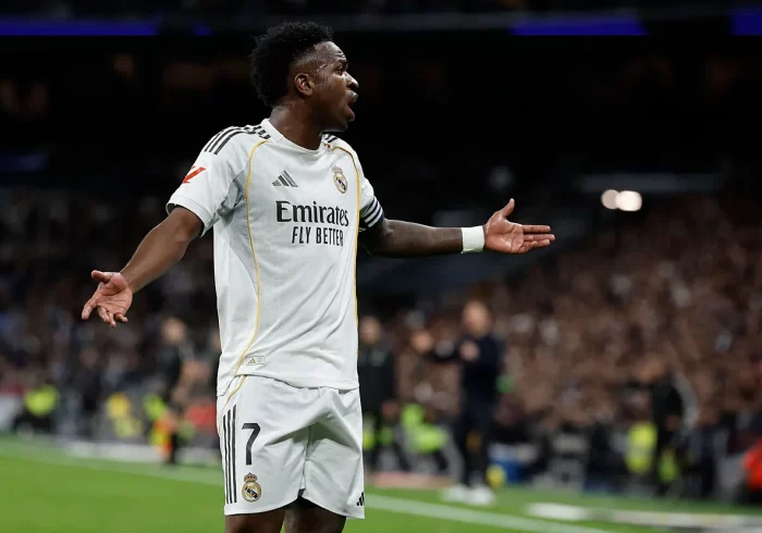 La eterna rabieta del peor Vinicius: con Alonso, con la grada y con el Madrid por una cifra que no llega