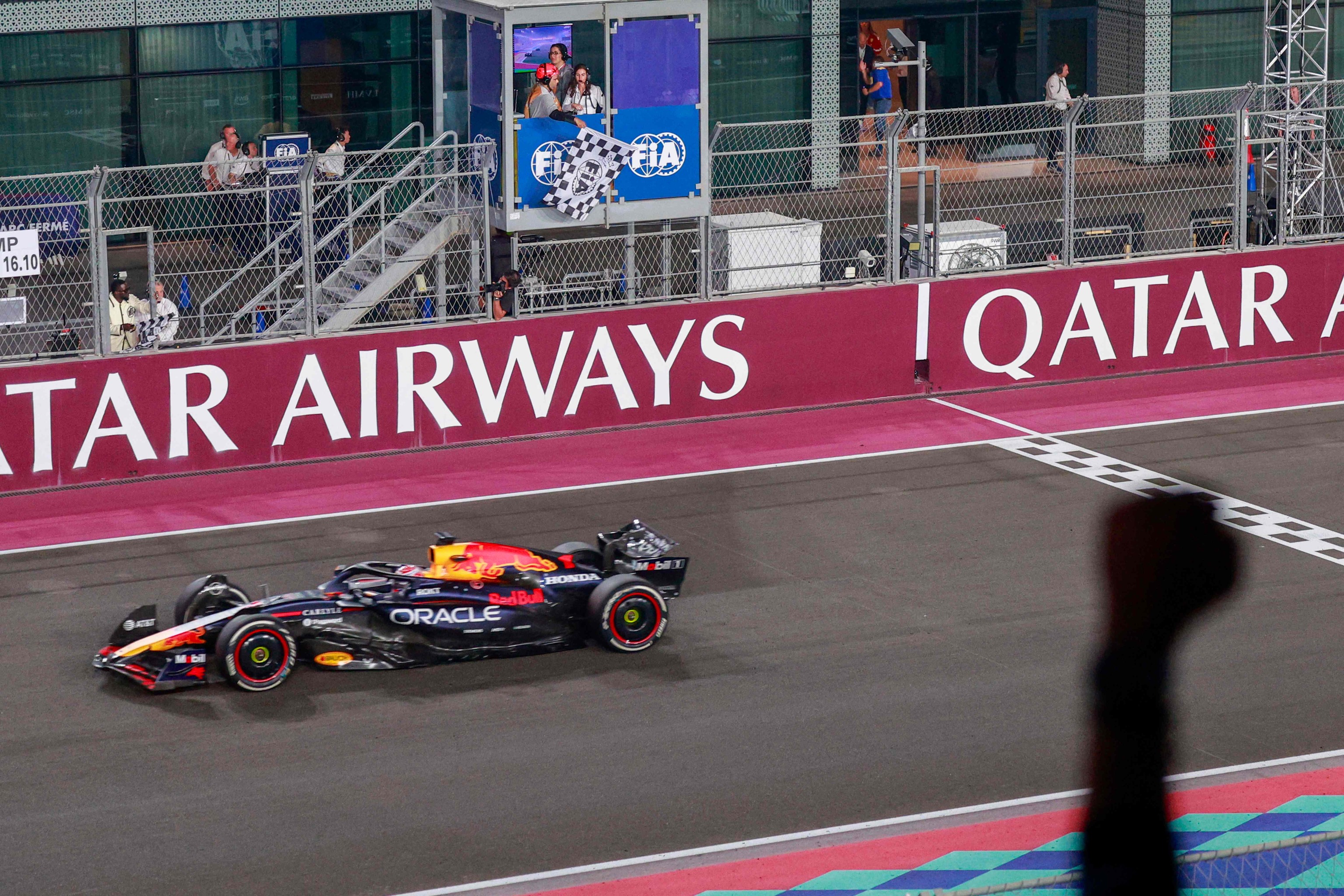 Verstappen cruza la meta de Losail en primera posición.