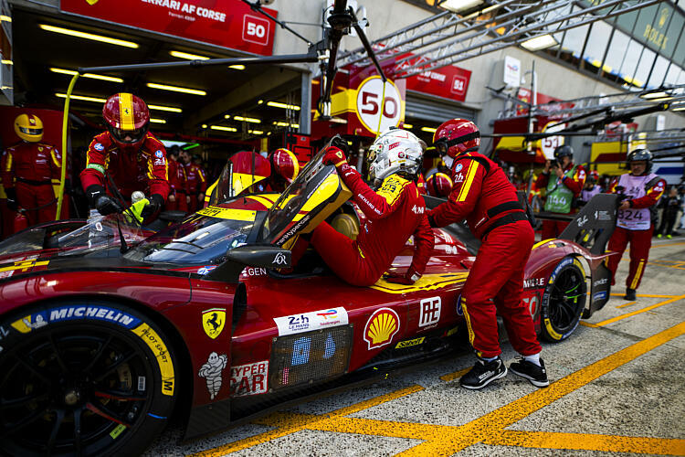 Molina sube al coche el pasado junio en Le Mans.