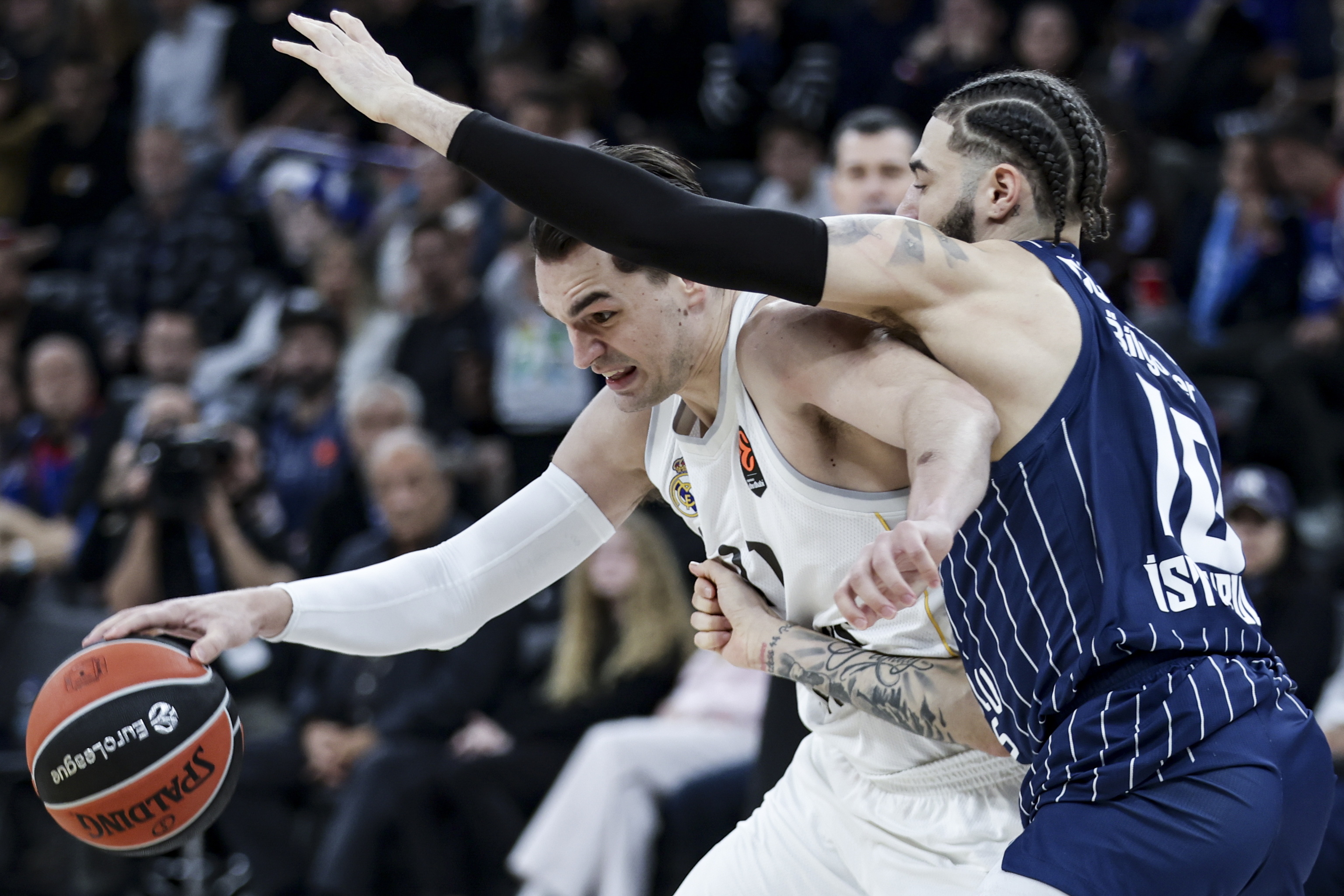 Hezonja, defendido por Cordinier, en Estambul