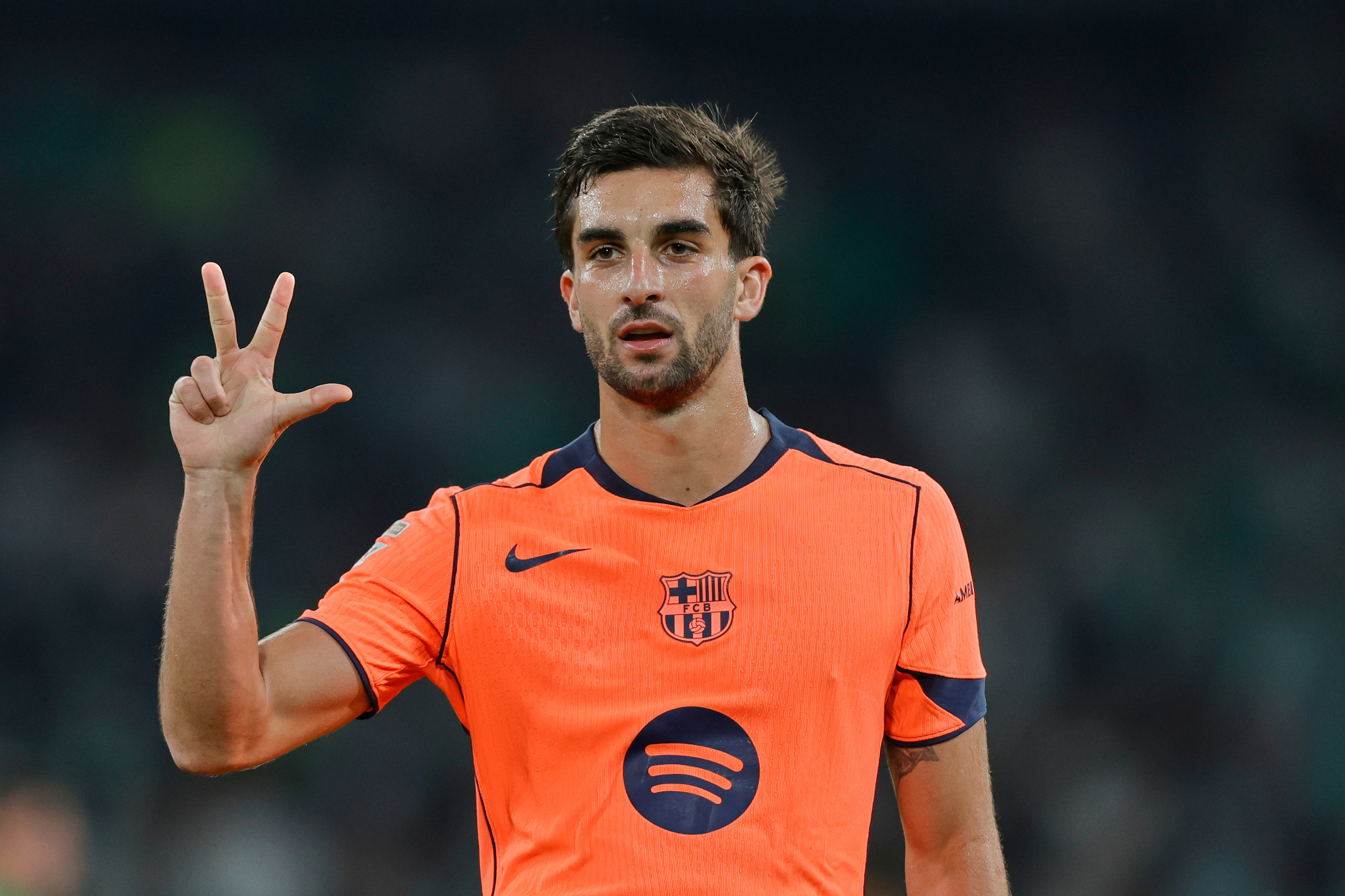 Ferran Torres celebra su triplete ante el Betis.