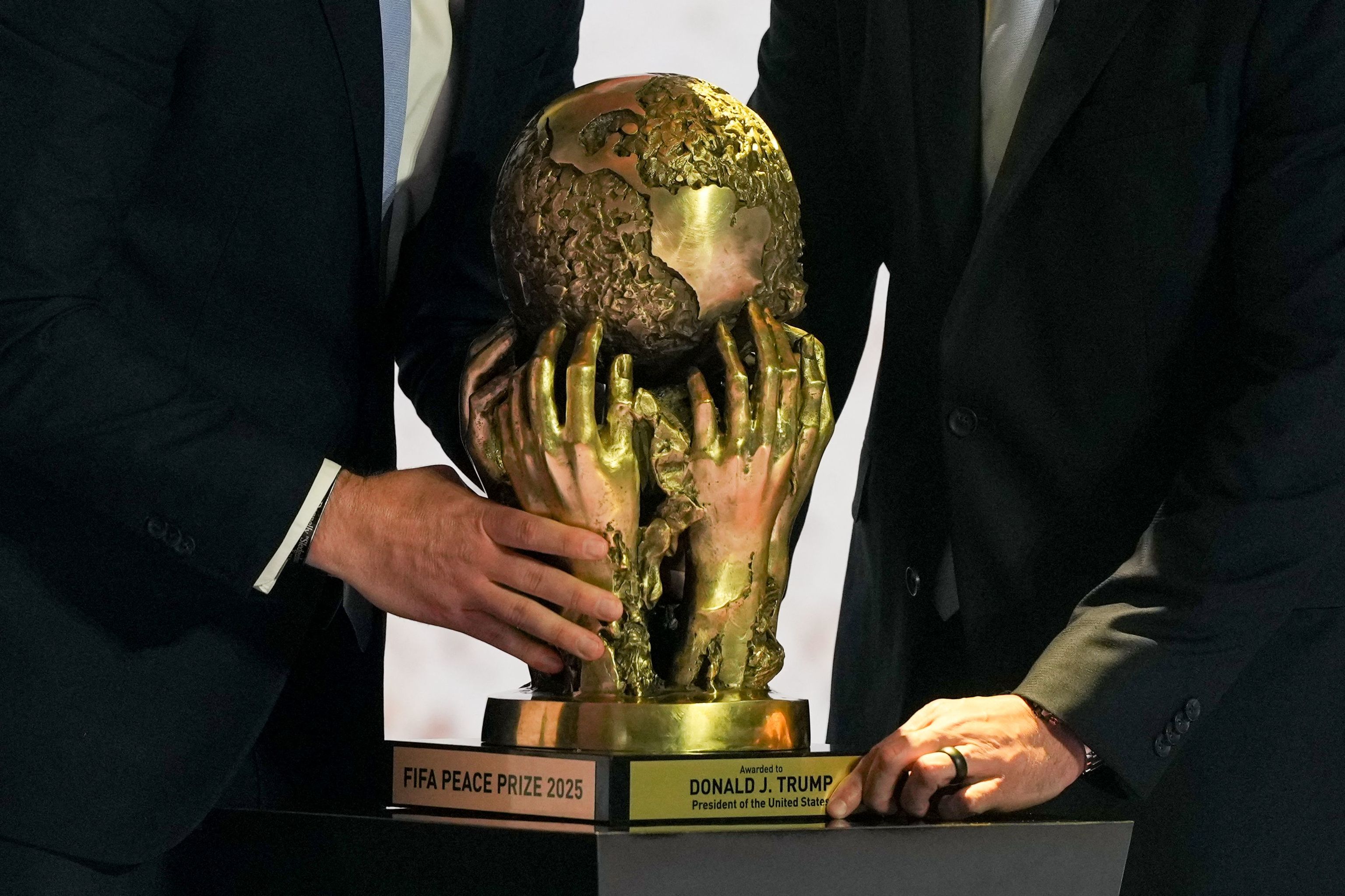 La Copa del Mundo, con su nuevo diseño, el viernes en Washington.