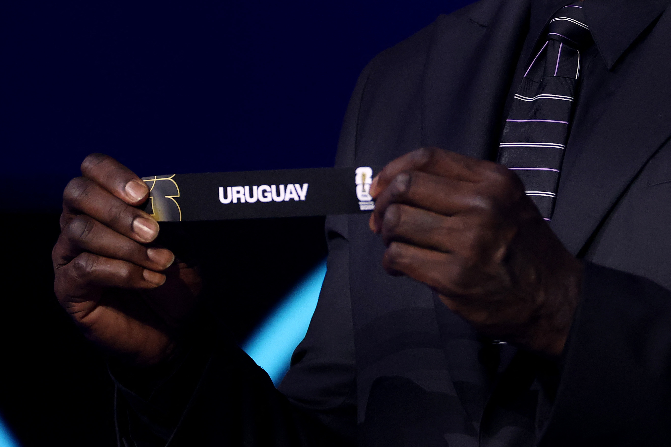 Shaquille O’Neal, con la papeleta de Uruguay, el viernes en el sorteo.