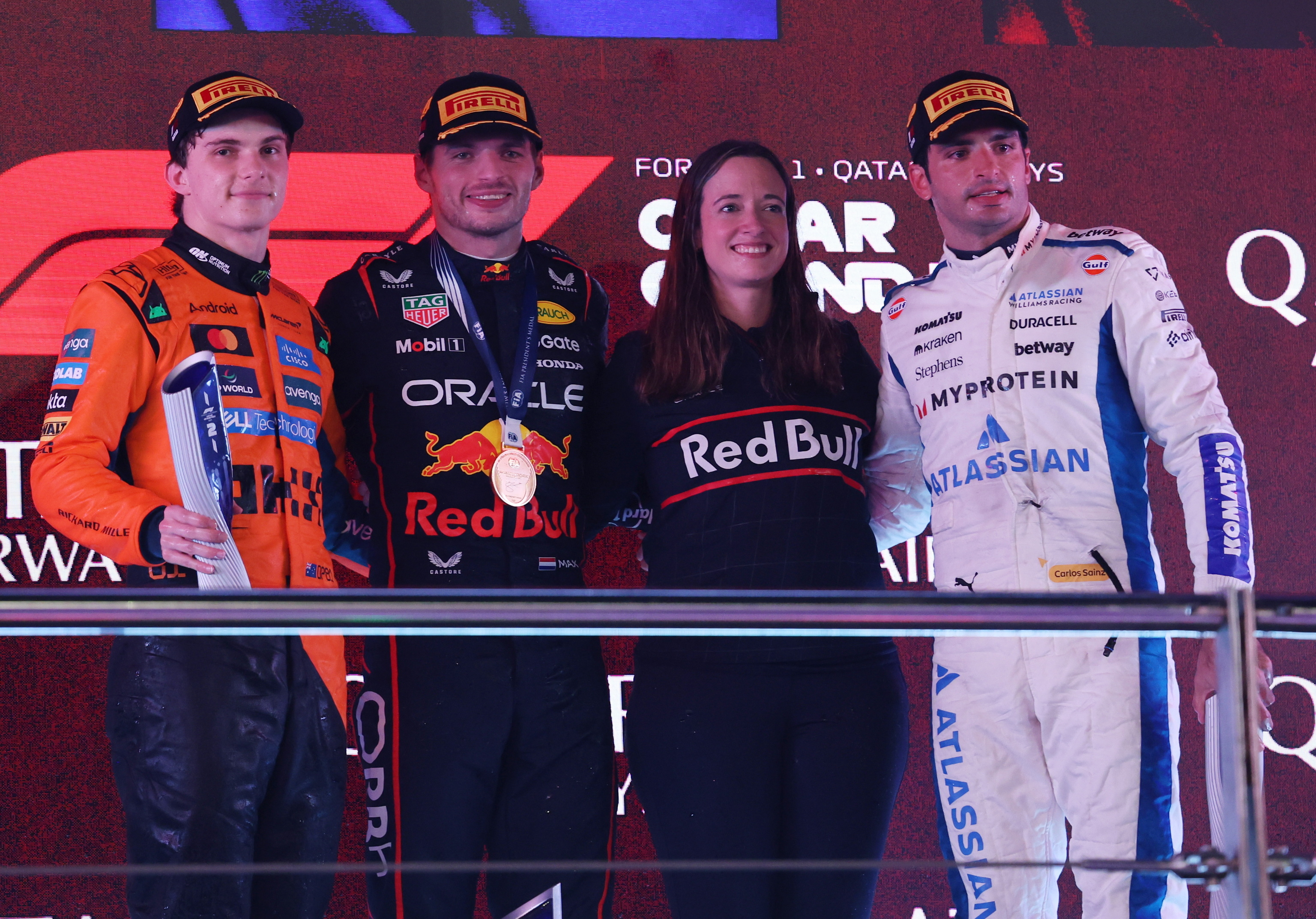 Oscar Piastri, Verstappen y Sainz, en el podio de Losail.