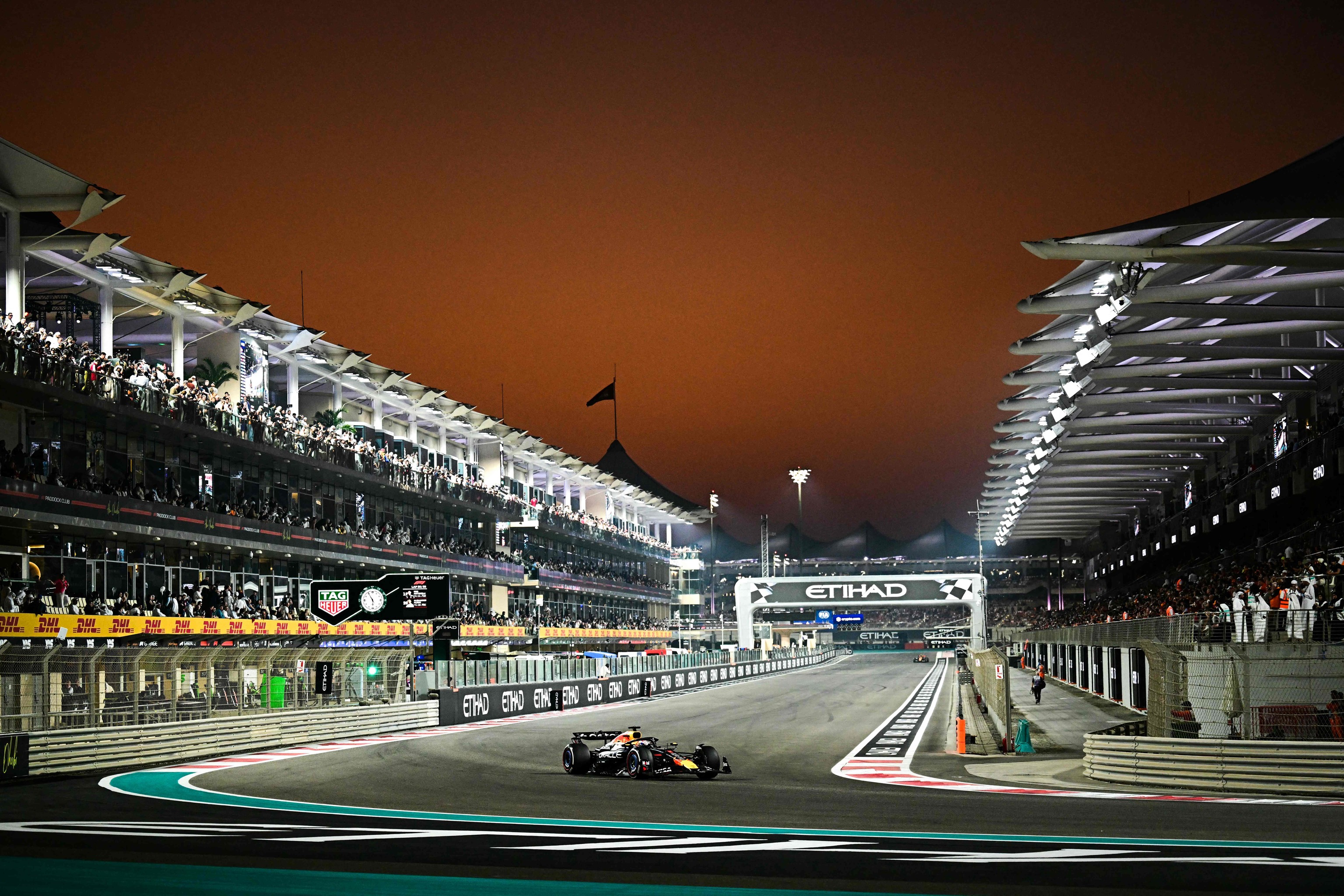 El RB-21 de Verstappen, en cabeza, durante el GP de Abu Dhabi.