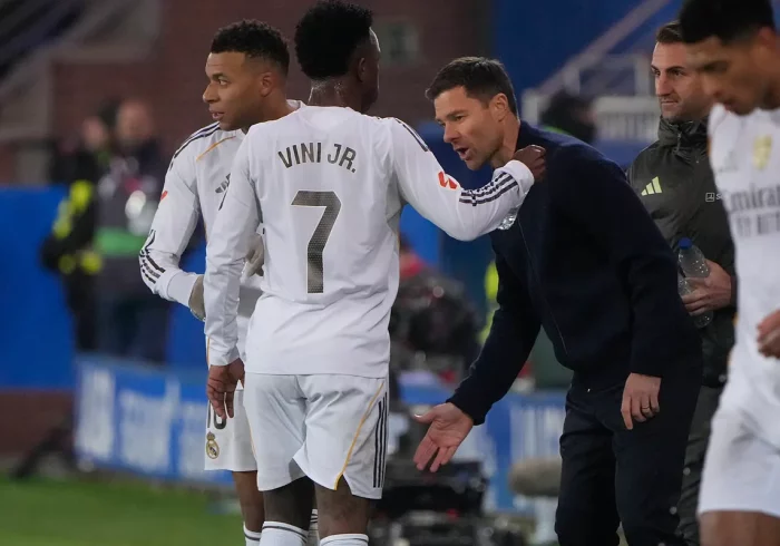 Xabi Alonso, del abrazo con Vinicius al "no me sorprende que no haya ido al VAR" tras el penalti: "La unión es fundamental"