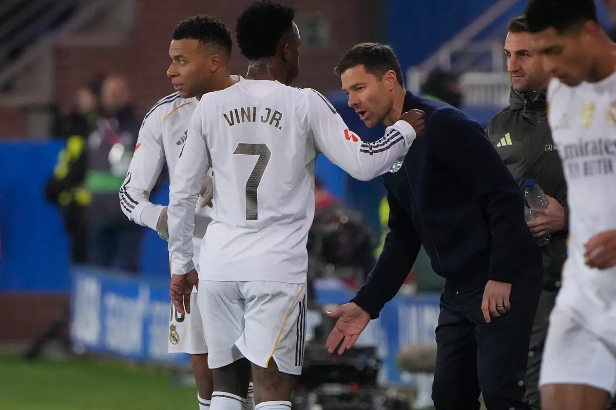 Xabi Alonso, del abrazo con Vinicius al "no me sorprende que no haya ido al VAR" tras el penalti: "La unión es fundamental"