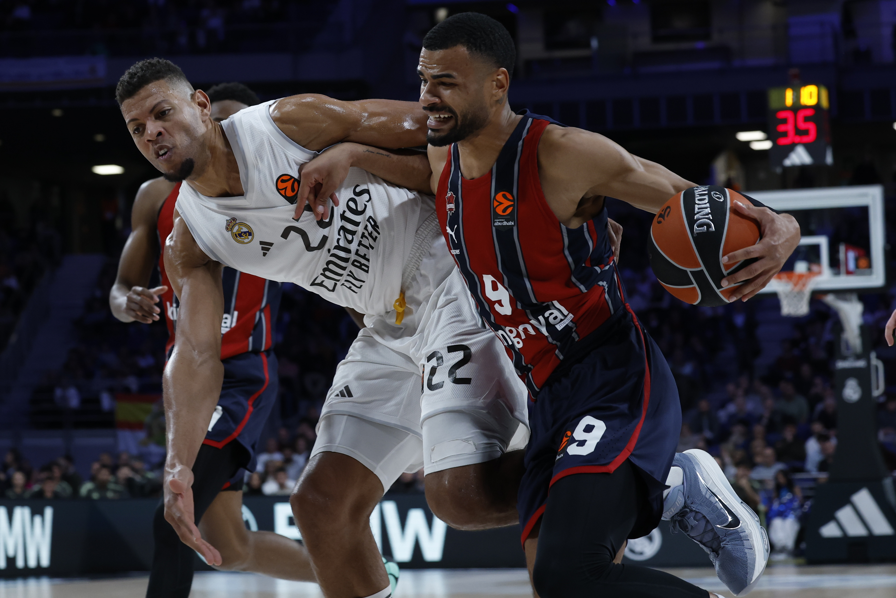 Luwawu-Cabarrot avanza ante la defensa de Tavares, en el Palacio.