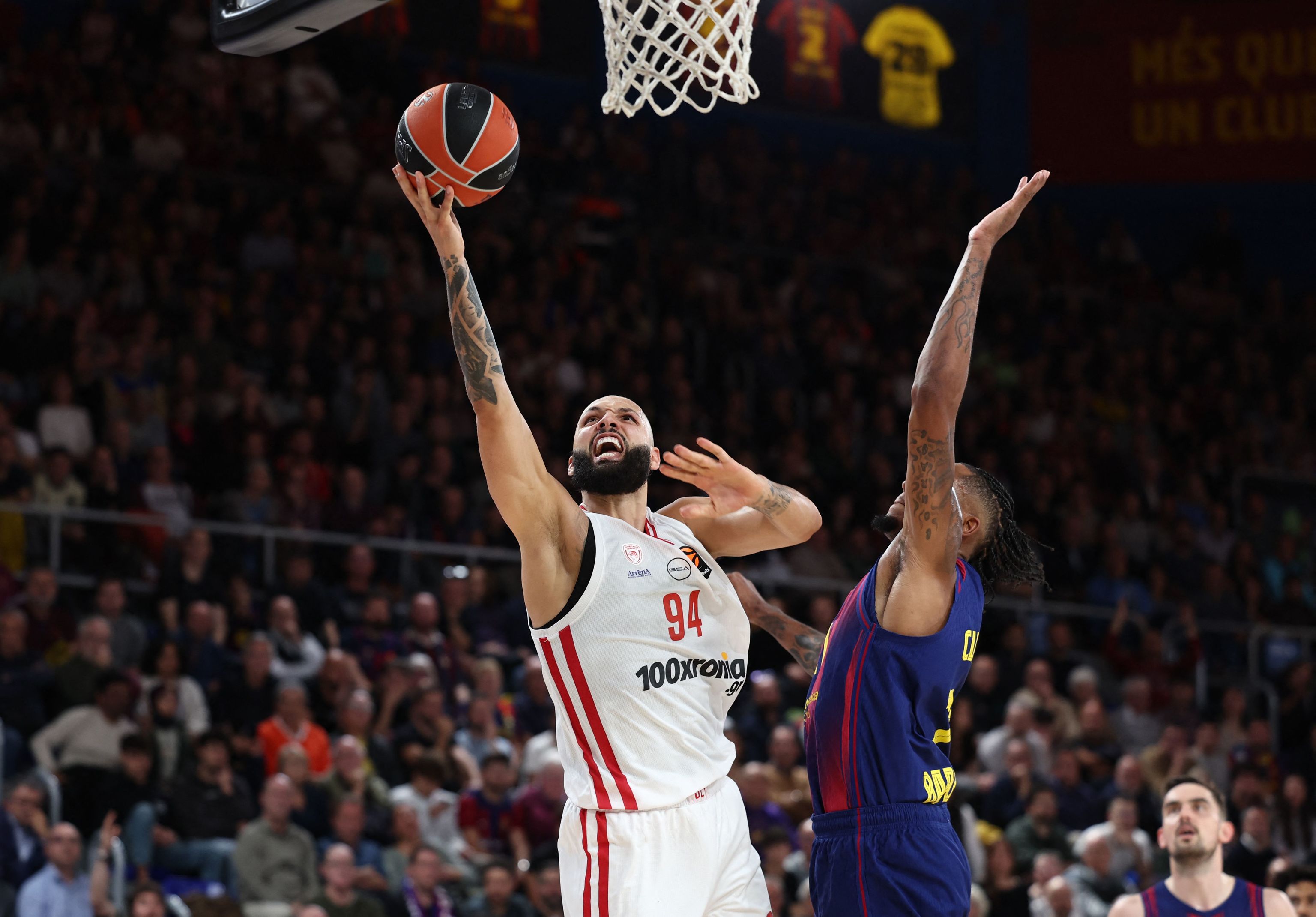 Fournier, del Olympiacos, anota ante Clyburn, en el Palau.