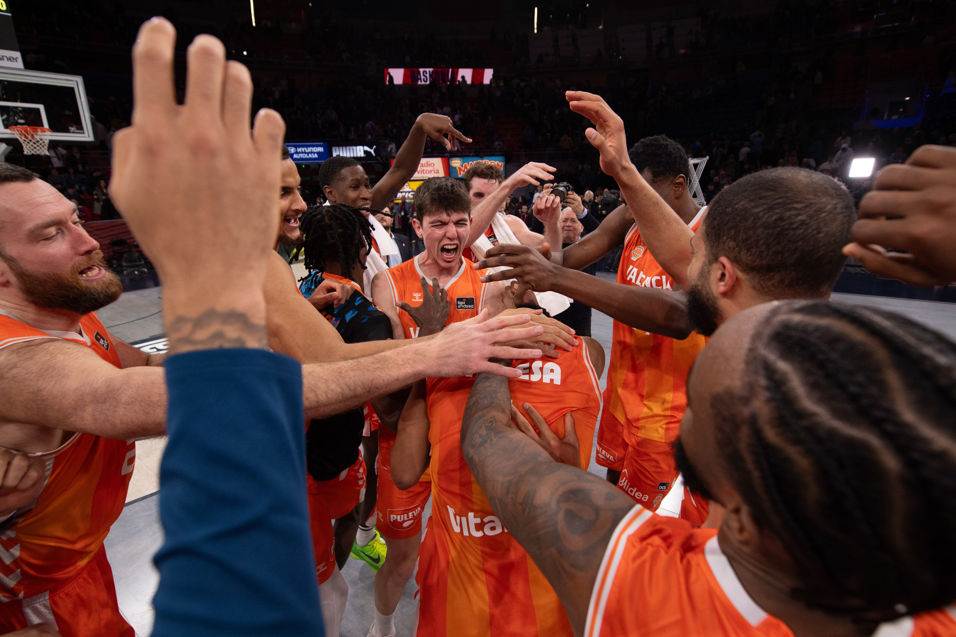 Los jugadores del Valencia Basket celebran el triunfo en el Buesa Arena.