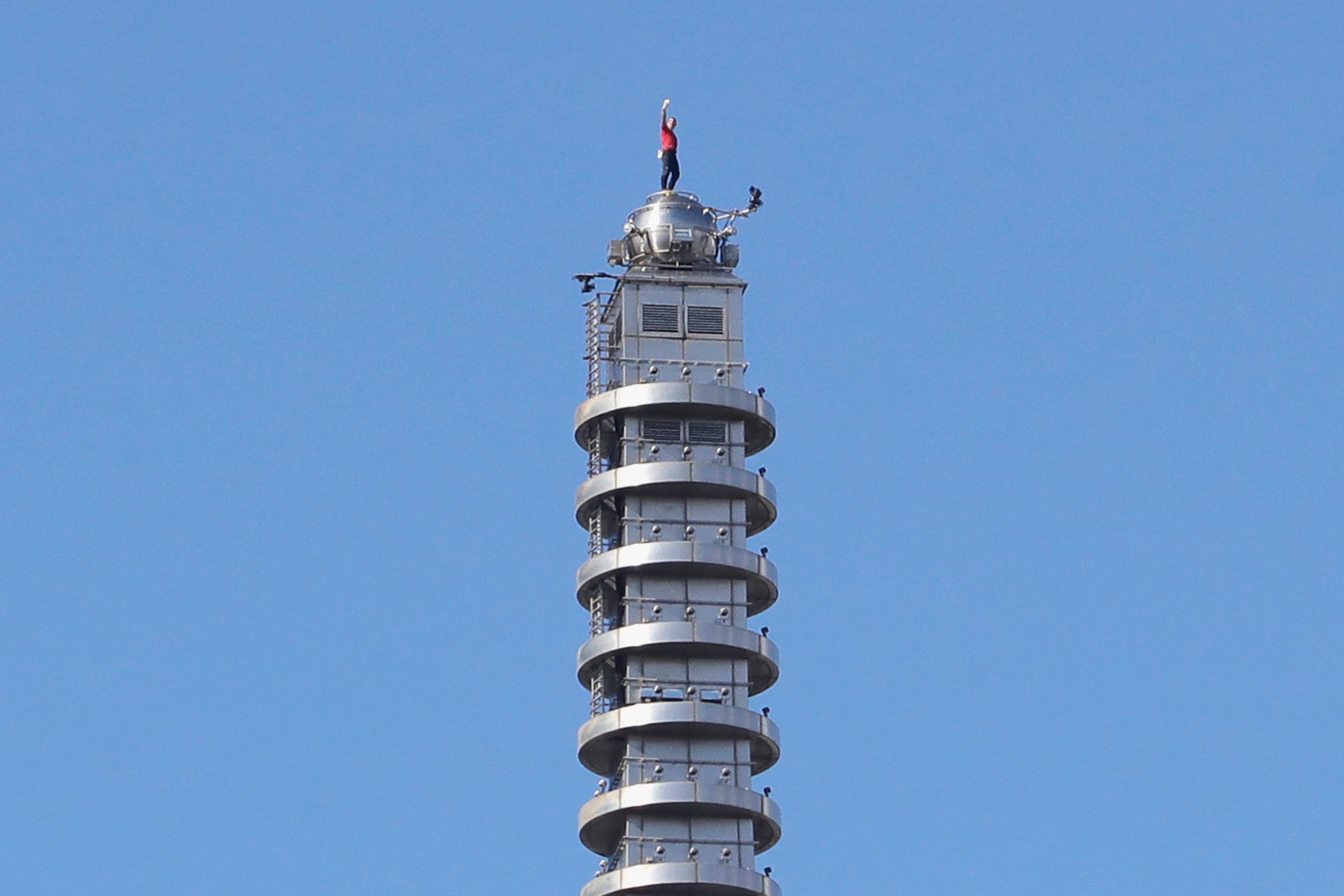 Alex Honnold hace historia al escalar sin cuerdas ni arnés el rascacielos Taipei 101