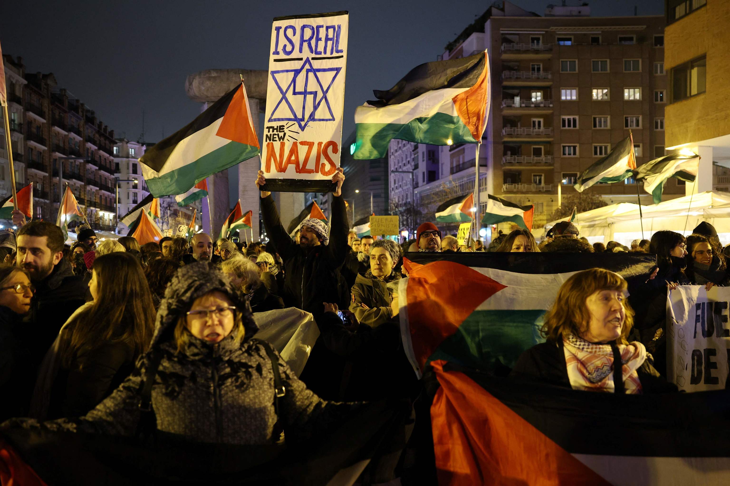 Manifestantes en la plaza de Felipe II de Madrid, antes del Madrid-Maccabi.