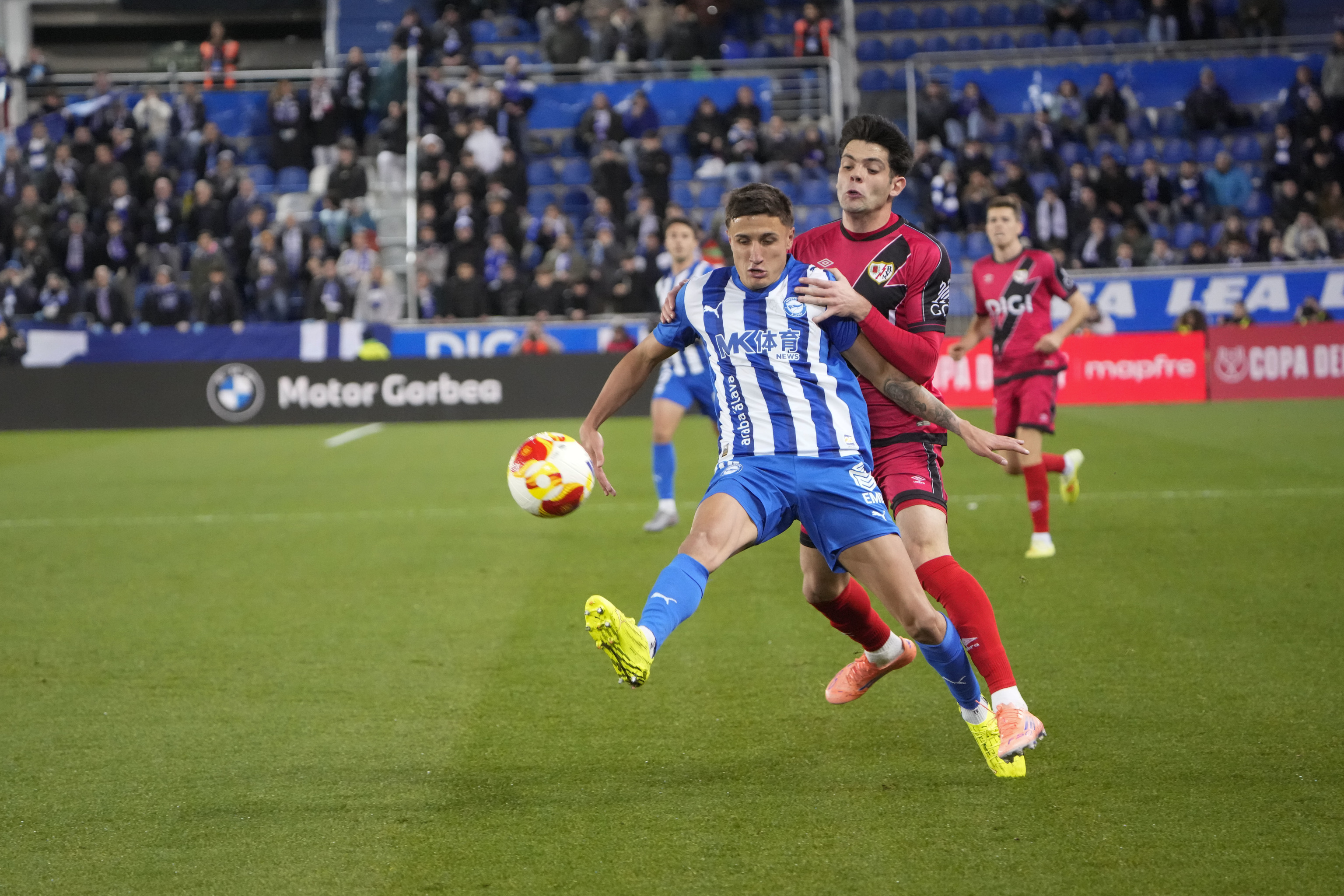 Tenaglia impide a Fran Pérez pelear un balón.