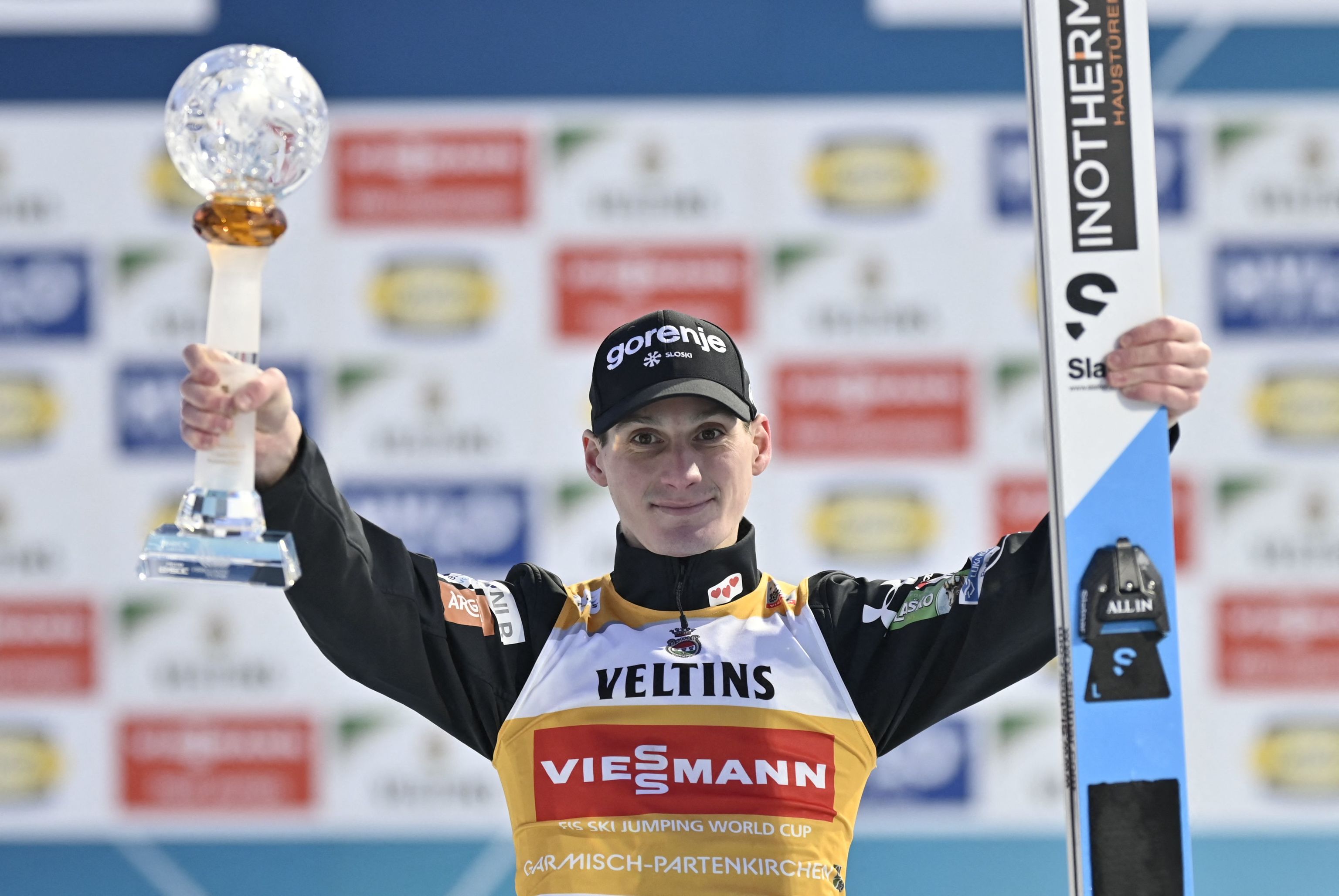 Prevc, en el podio con el trofeo.