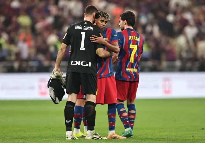 El abrazo de los culés a Unai Simón y los elogios de Flick a Raphinha: "Es un ejemplo. Para todos"