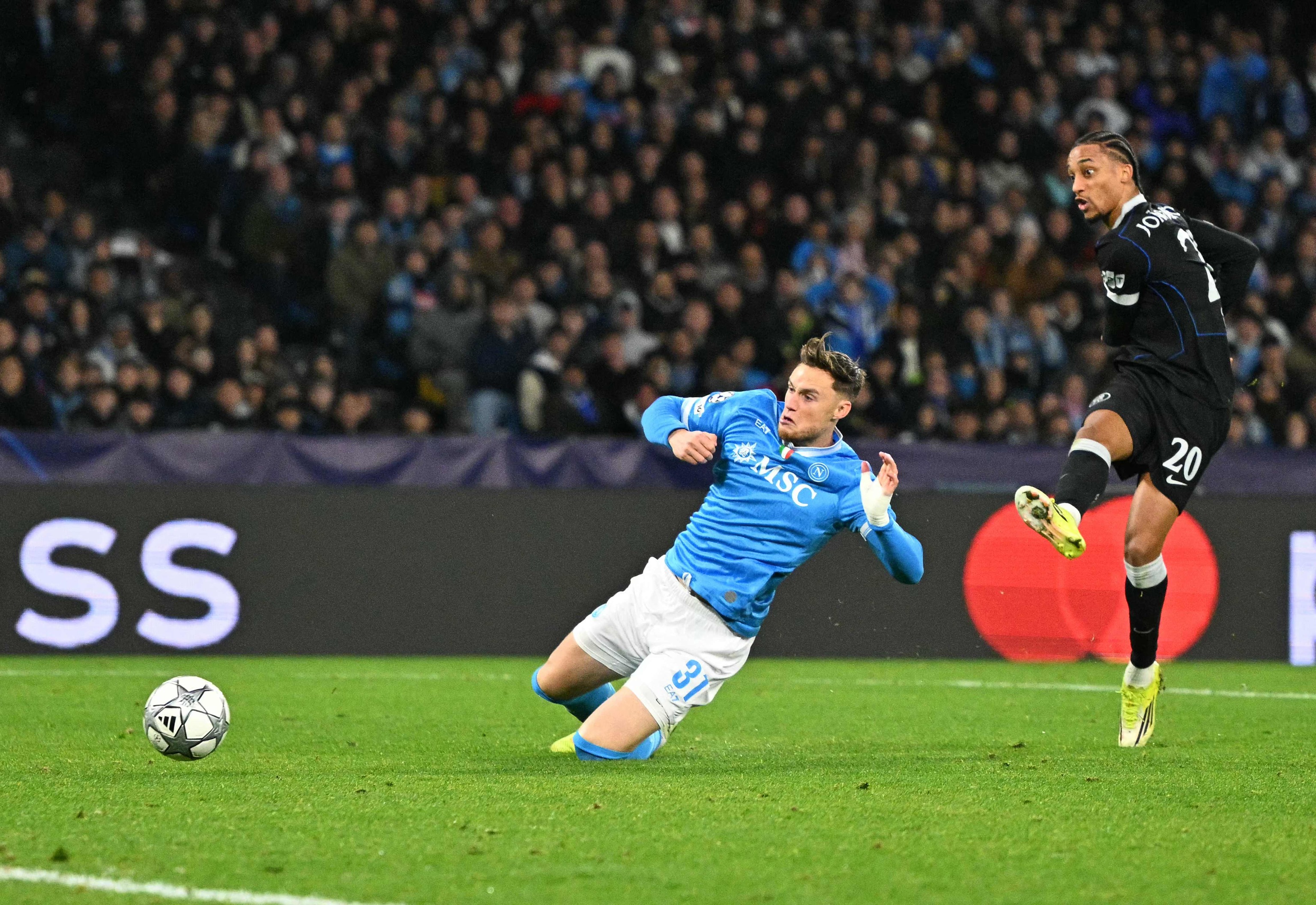 Joao Pedro anota el 2-3, el miércoles en Nápoles.