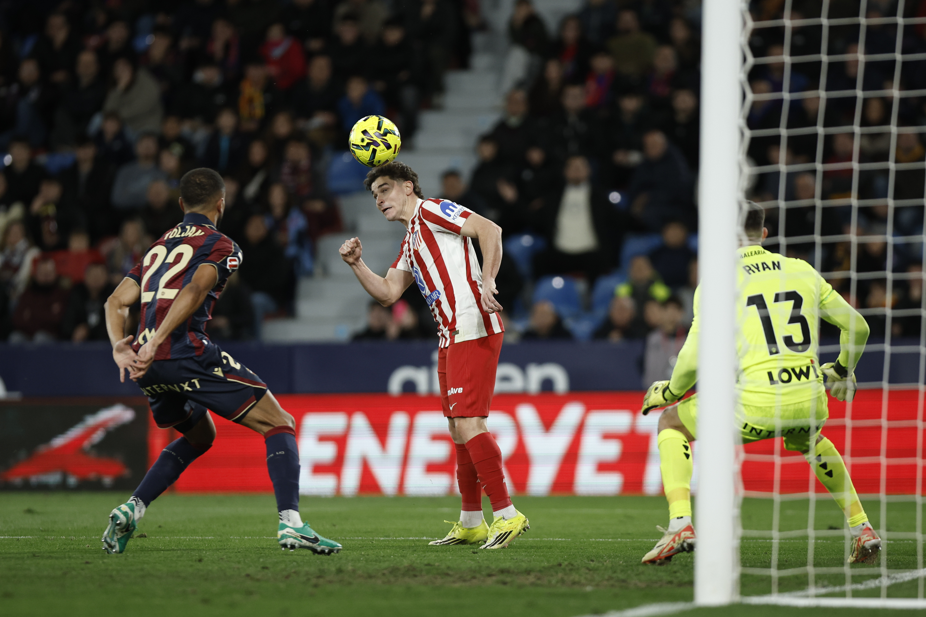Remate de Julián Álvarez en el tiempo añadido.