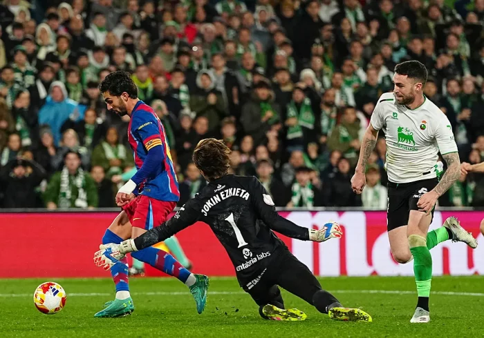 El Barça se sacude el susto ante el Racing con goles de Ferran y Lamine y la magia de Joan Garcia