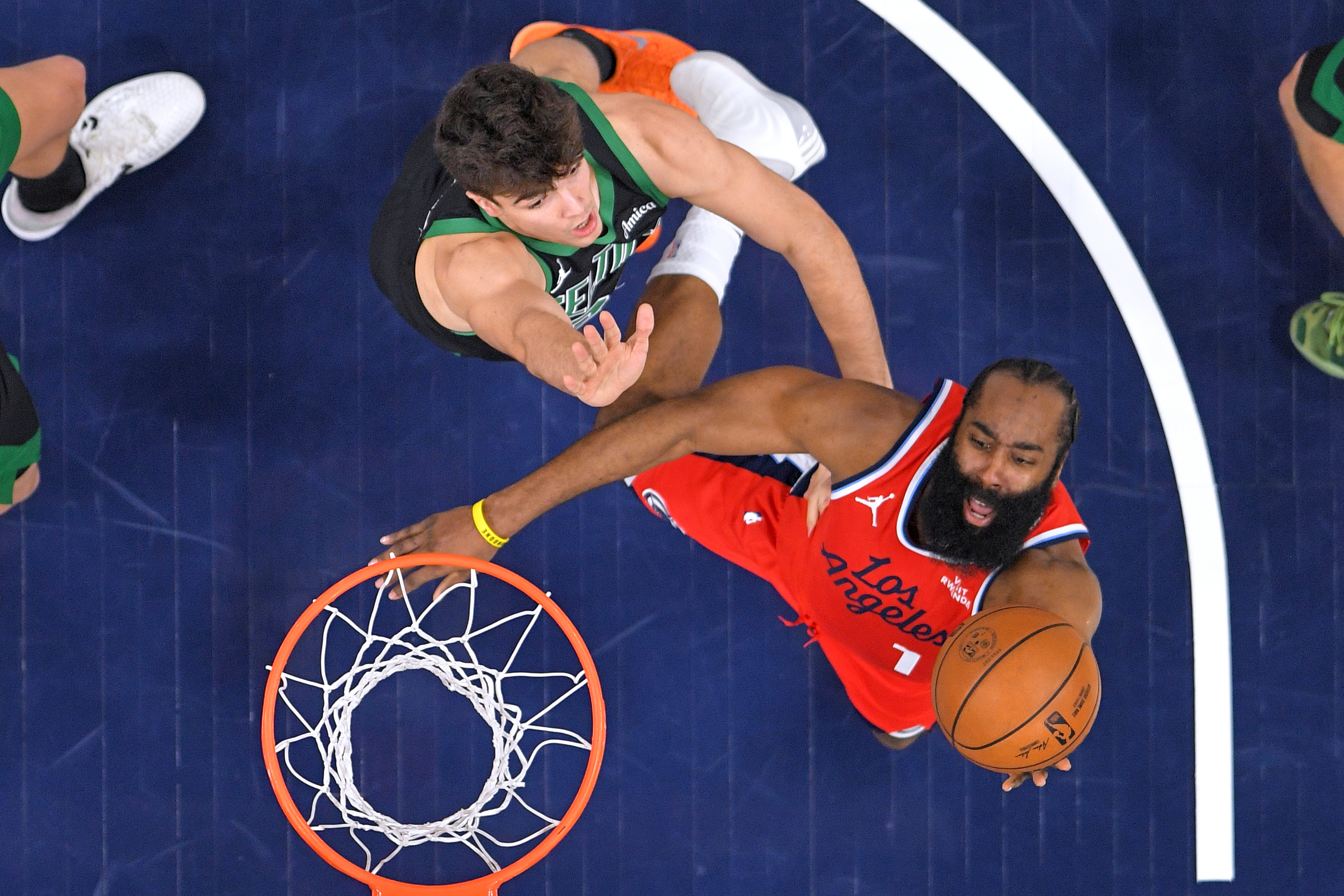 Hugo González, defendiendo a James Harden.
