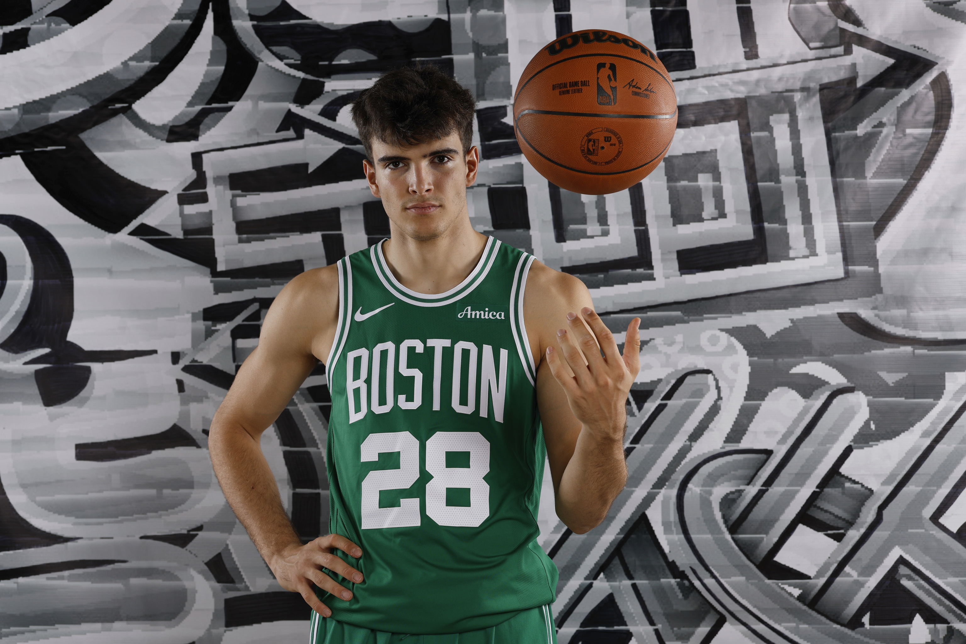 Hugo González, con la camiseta de los Celtics.