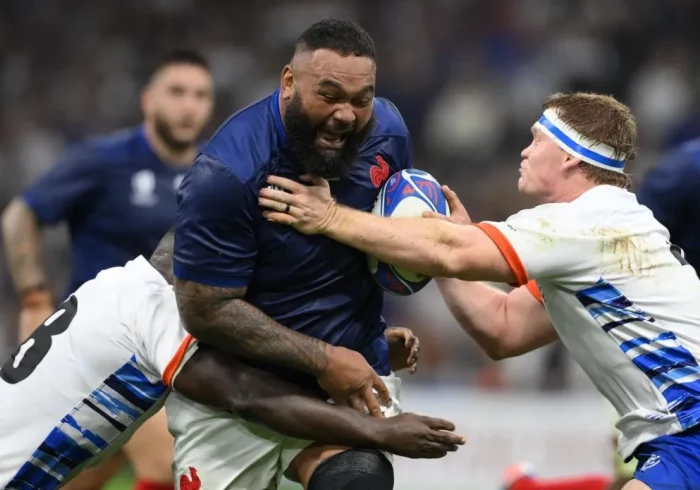 El internacional francés Uini Atonio, en la UCI tras sufrir el martes un fallo cardiaco