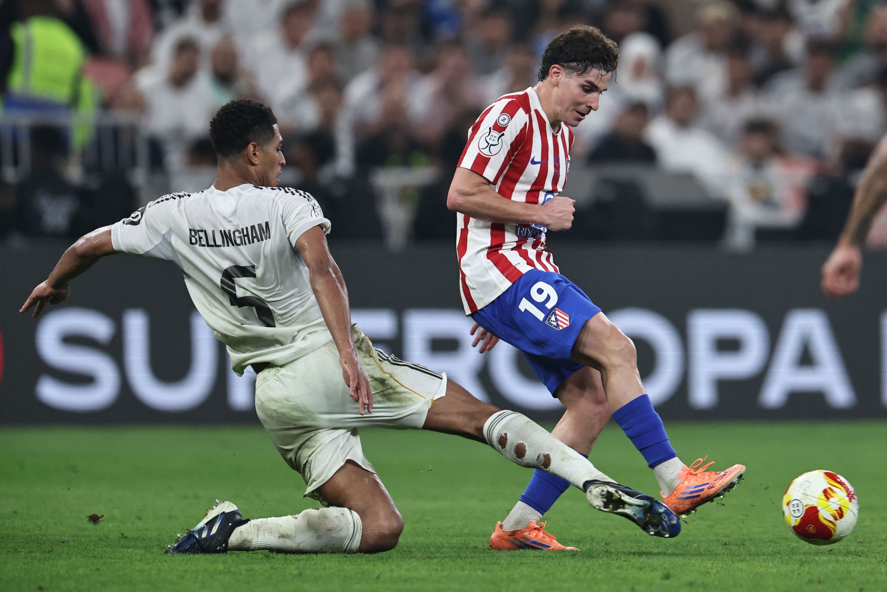 Julián Álvarez, frente a Bellingham, el jueves en Yeda.