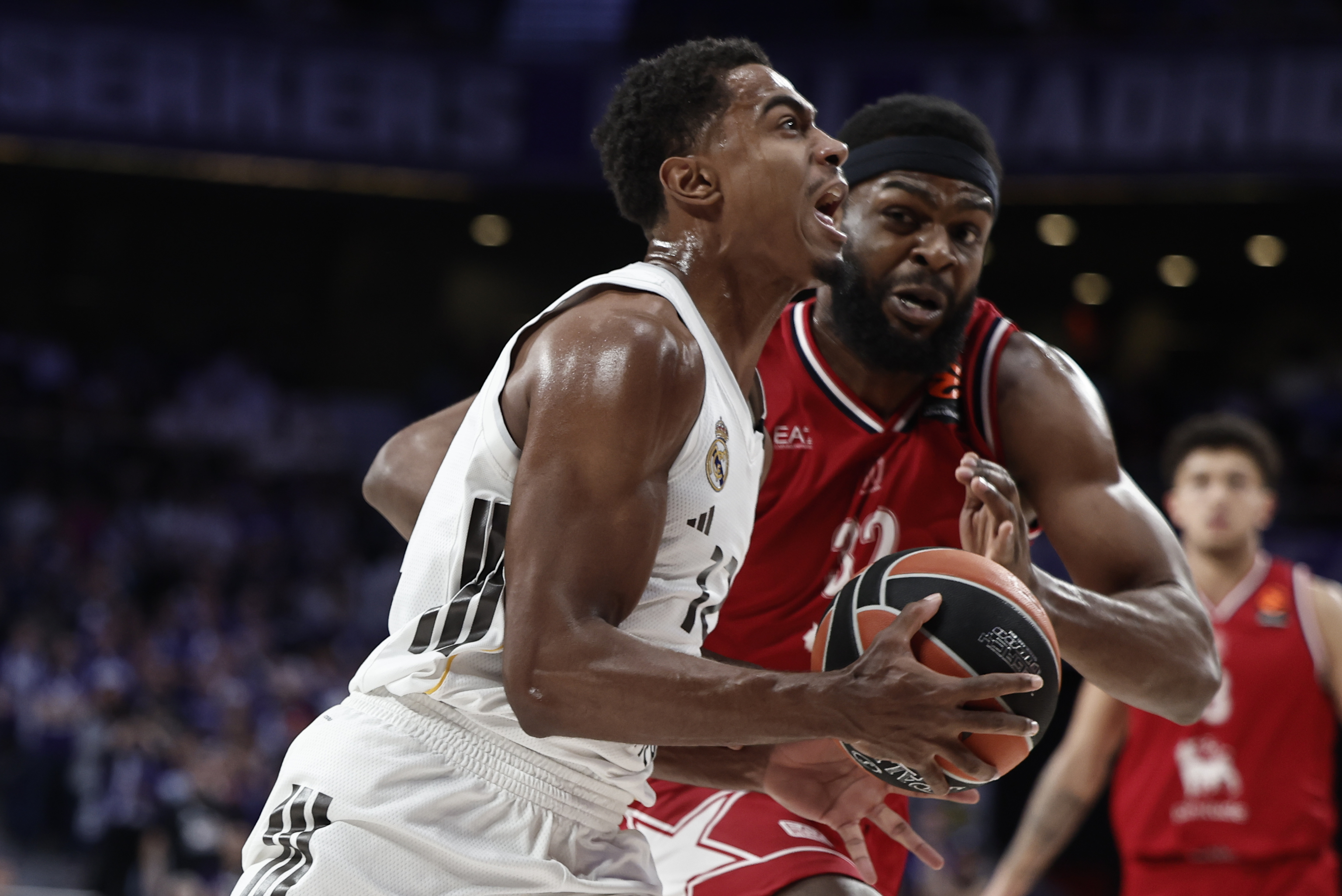 Maledon, defendido por Josh Nebo, del Armani Milan.