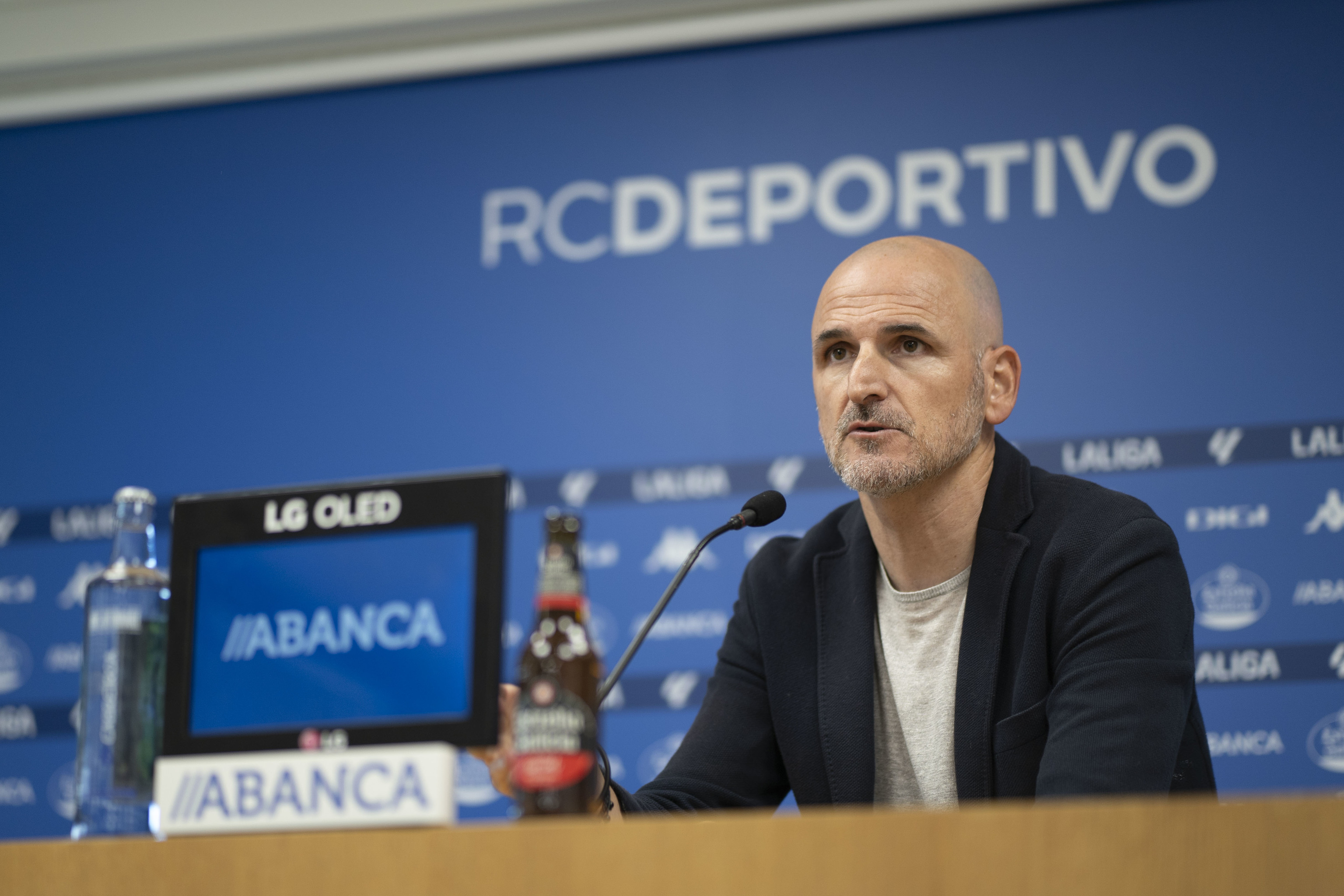 El director deportivo da una rueda de prensa.