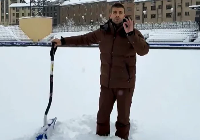 Gerard Piqué, con pala en mano para retirar la nieve y evitar la suspensión del Andorra - Cultural