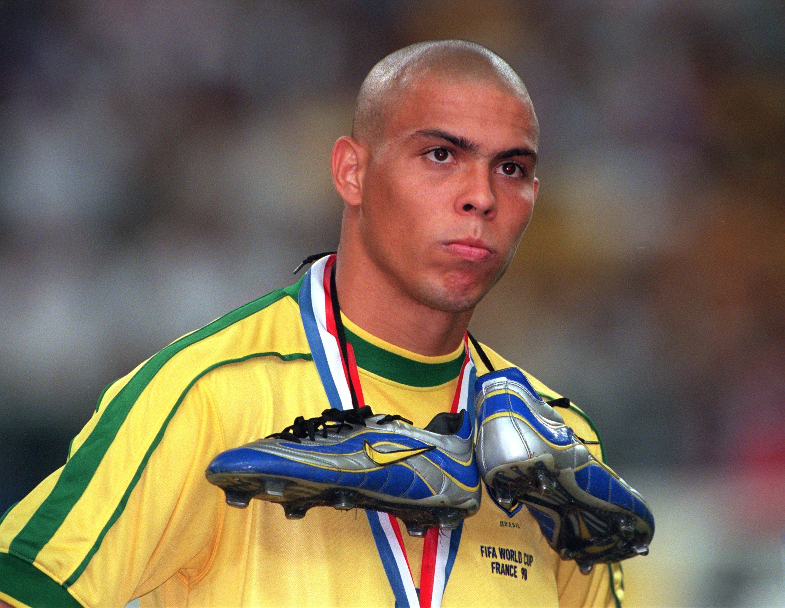 Ronaldo, con las botas de Nike, tras la final del Mundial de 1998.
