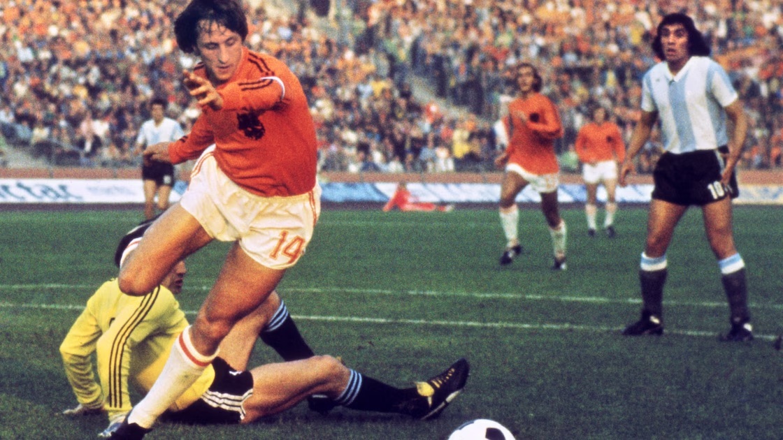 Cruyff, con dos rayas en la camiseta de Adidas, en el Mundial de 1974.