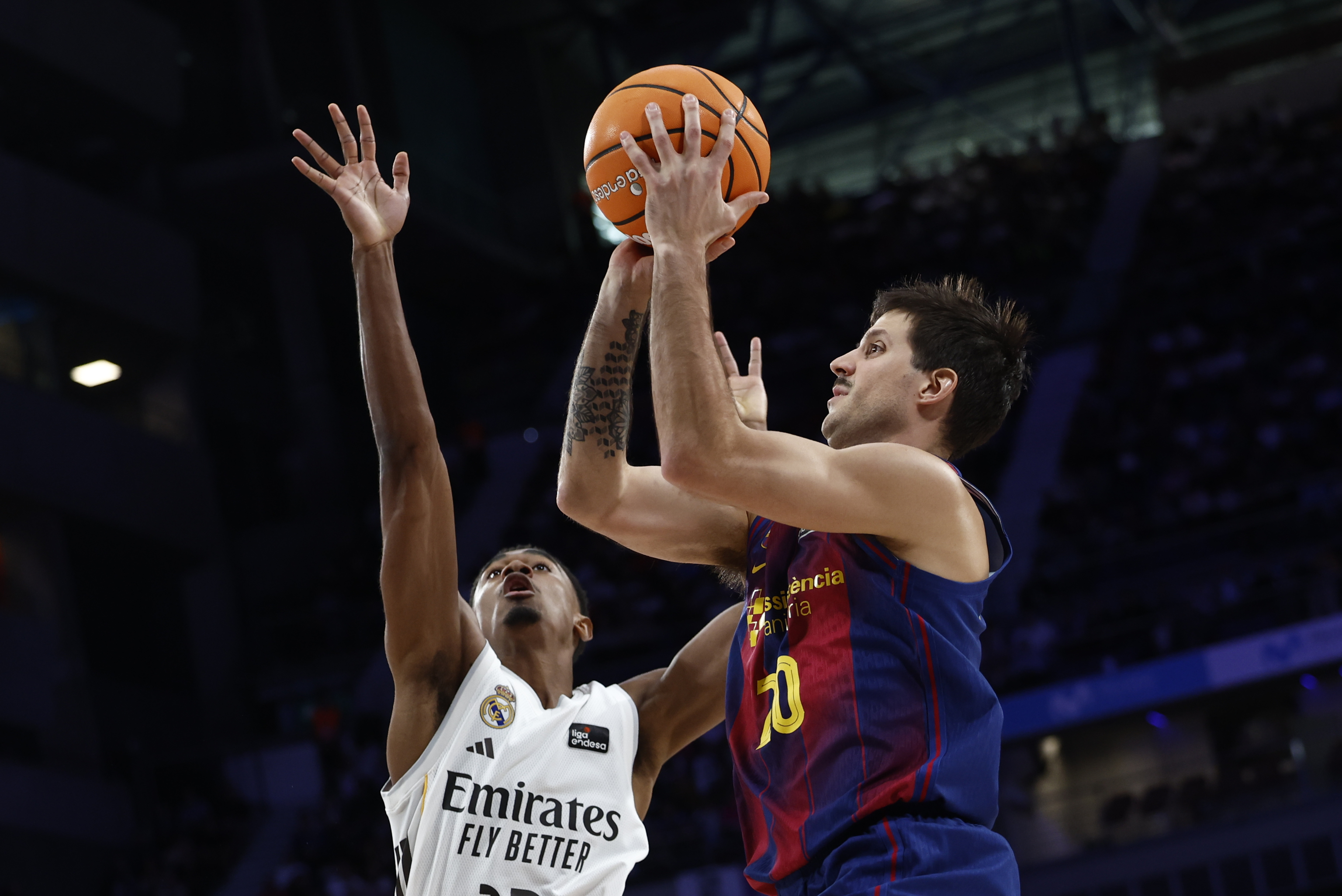 Laprovittola intenta anotar ante Maledon, en el Palacio.