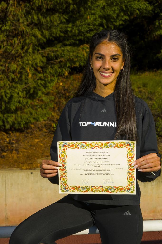 Lidia, con su premio a Mejor Investigadora Joven en Estudio de Retina en el 28º Congreso Europeo de Retina y Visión.