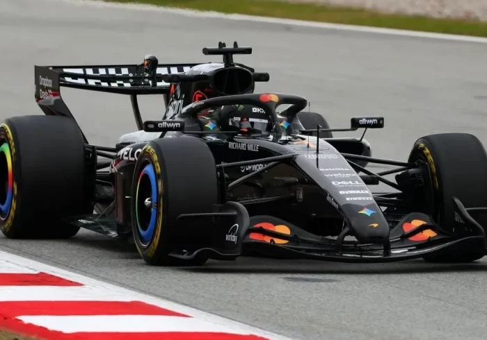 Mercedes intimida el día del estreno de McLaren en Montmeló