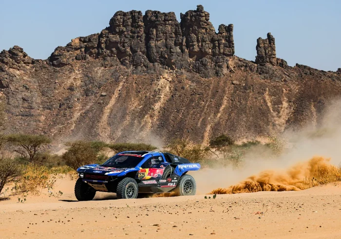 Nani Roma pierde el tercer puesto y Sainz sigue persiguiendo al inexpugnable Al Attiyah
