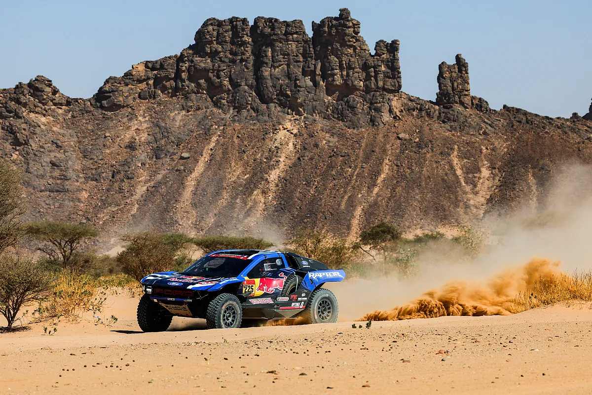 Nani Roma pierde el tercer puesto y Sainz sigue persiguiendo al inexpugnable Al Attiyah