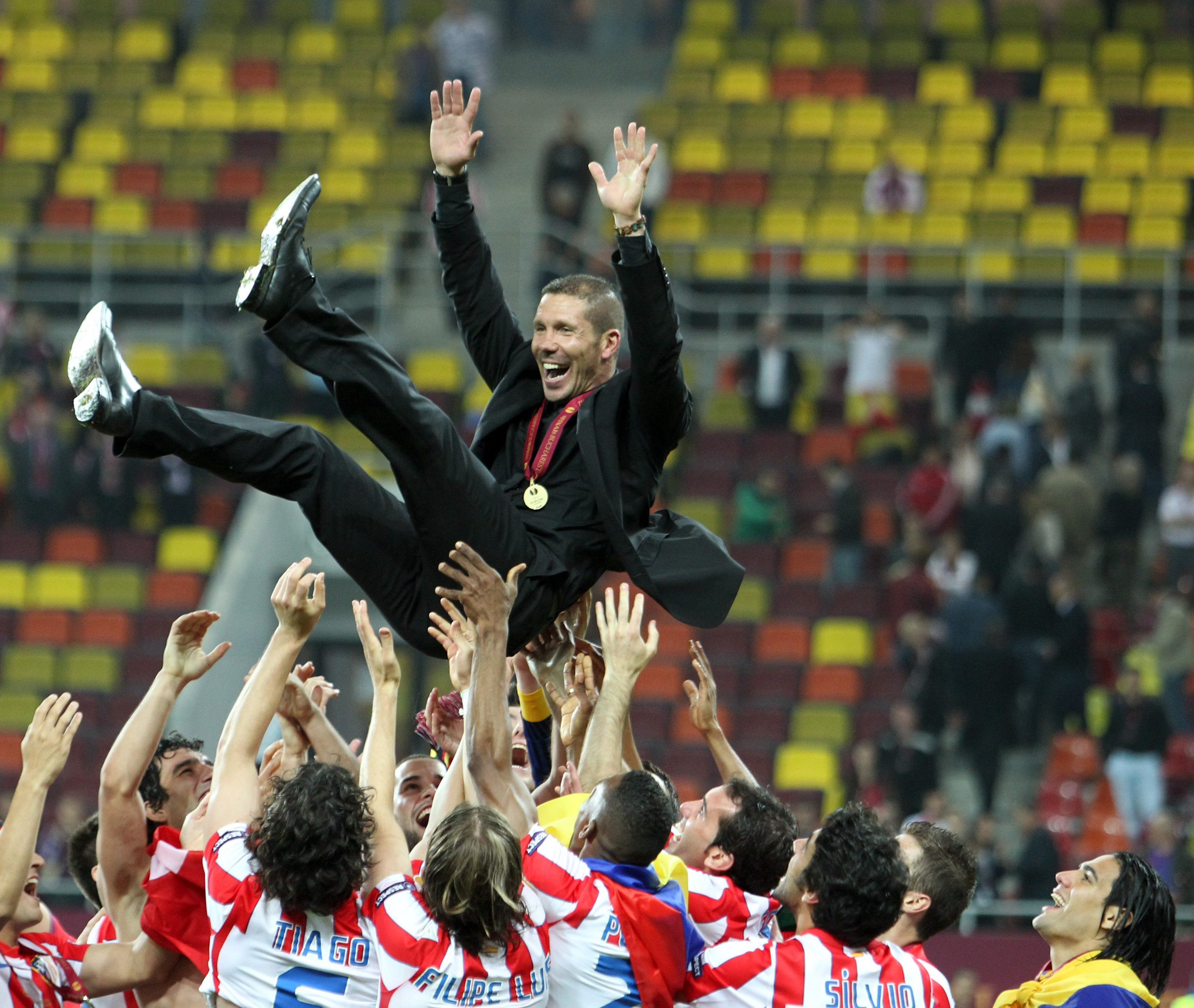 Los jugadores mantean a Simeone tras ganar la Europa League.