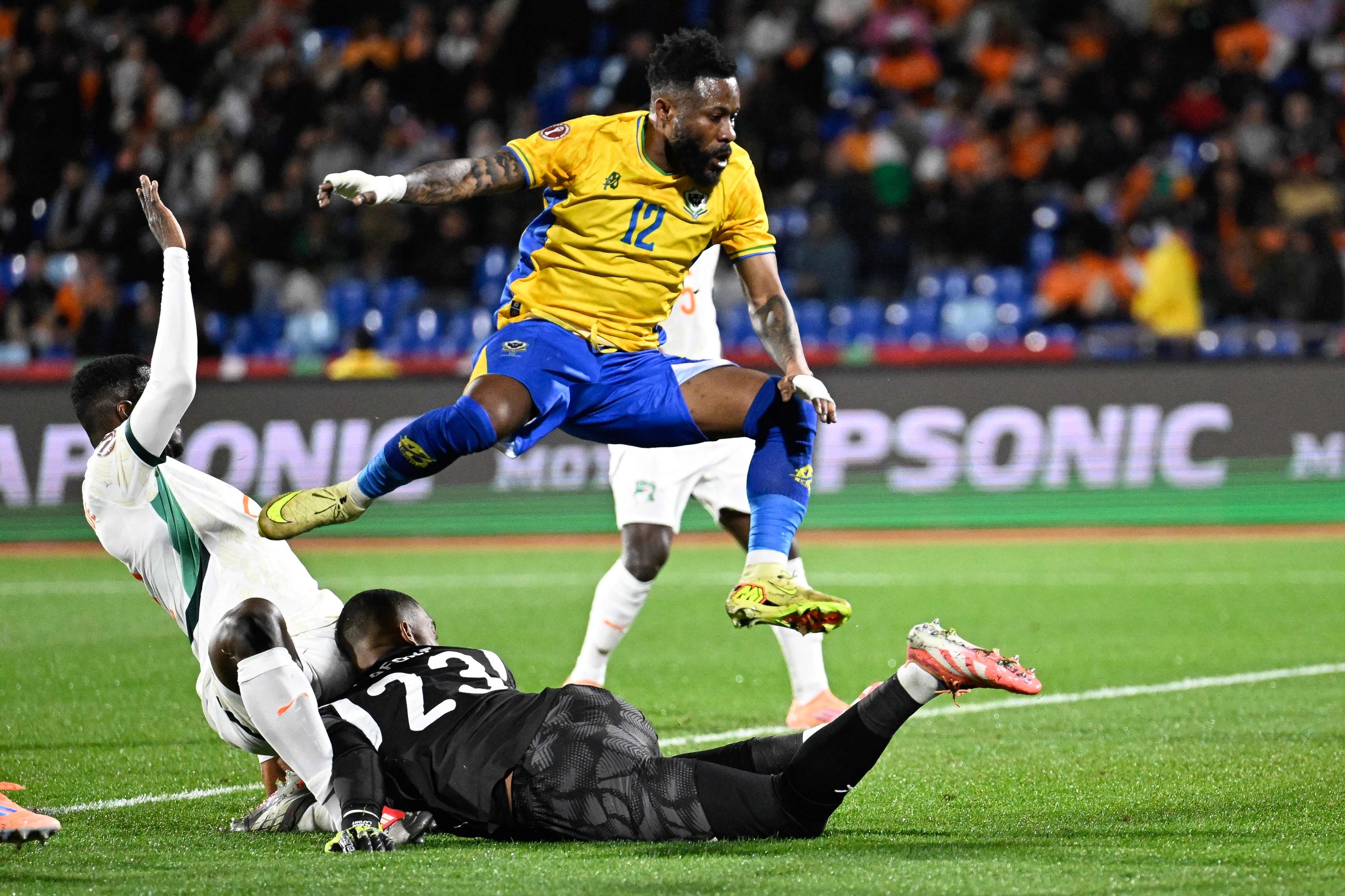 Guelor Kanga marca ante Costa de Marfil, el 31 de diciembre en Marrakech.