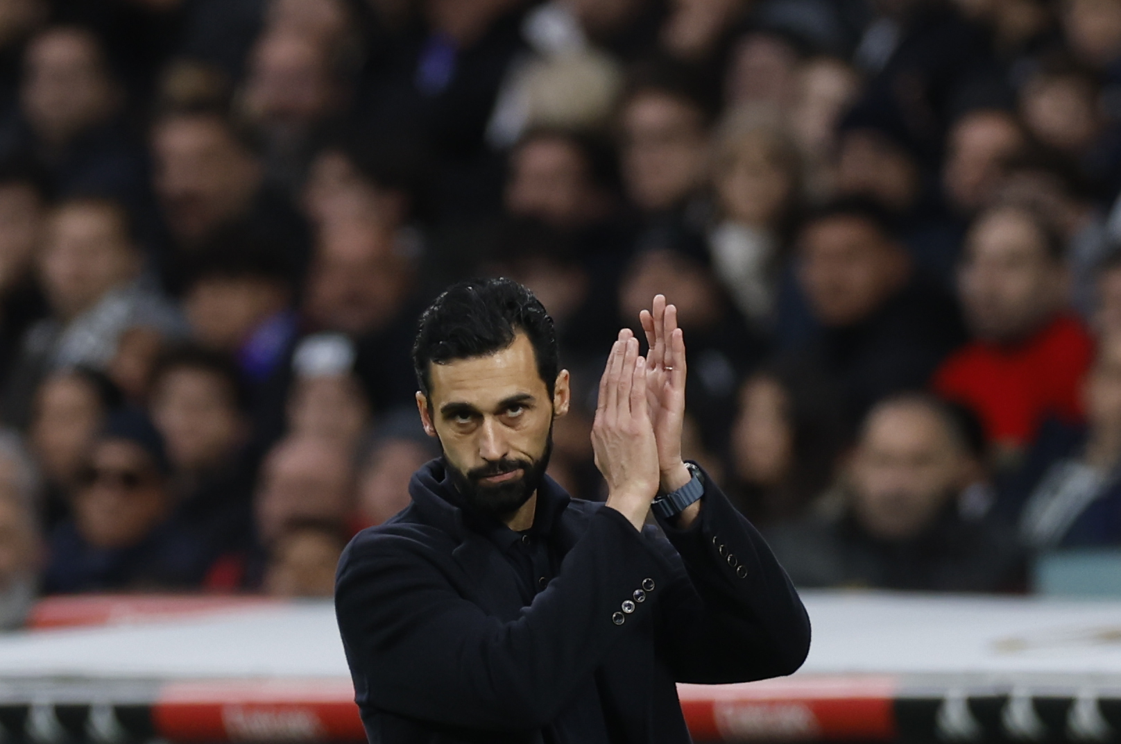Arbeloa aplaude a sus jugadores desde la banda.