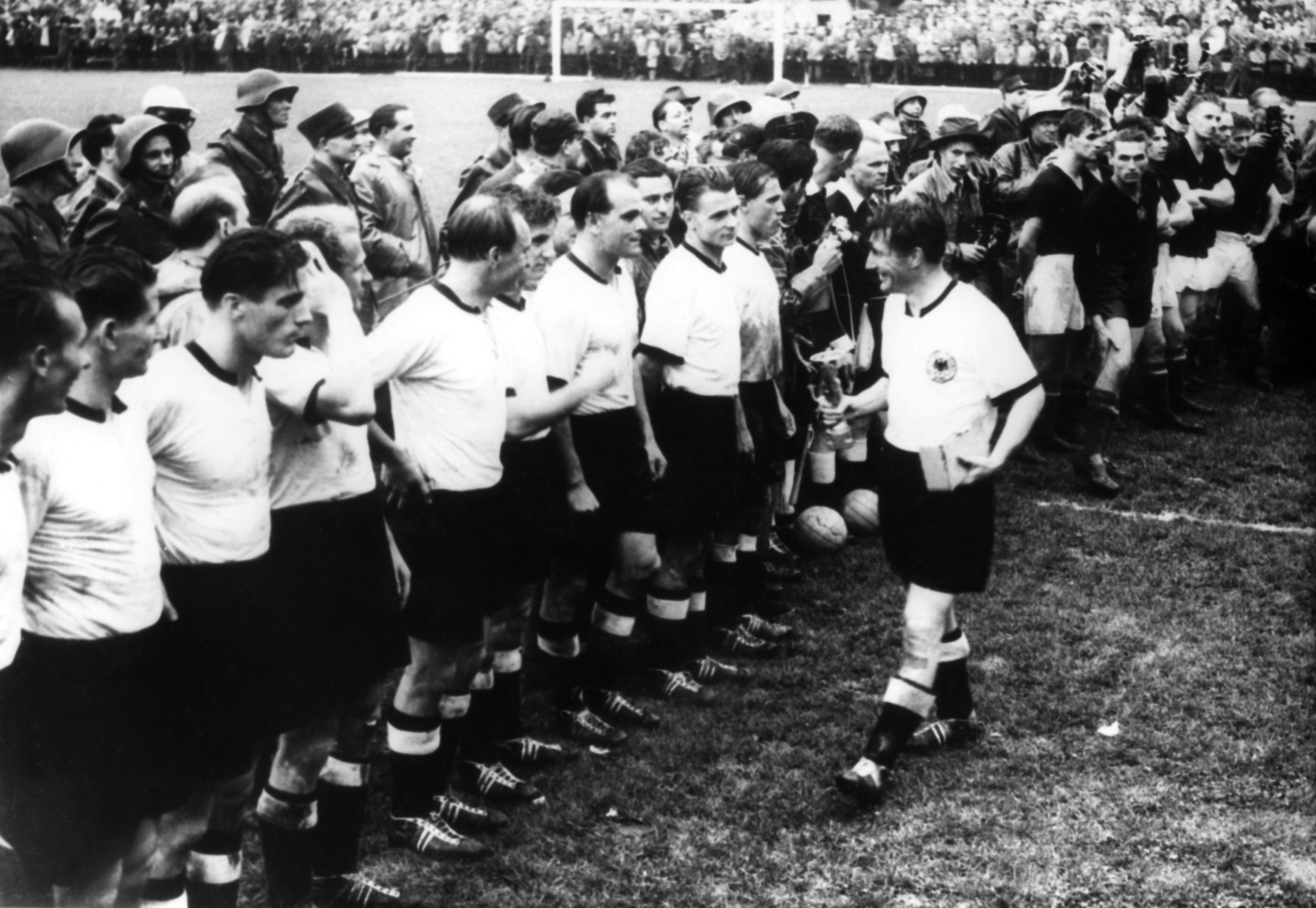 Walter, capitán alemán, con la copa Jules Rimet, tras la final de 1954.