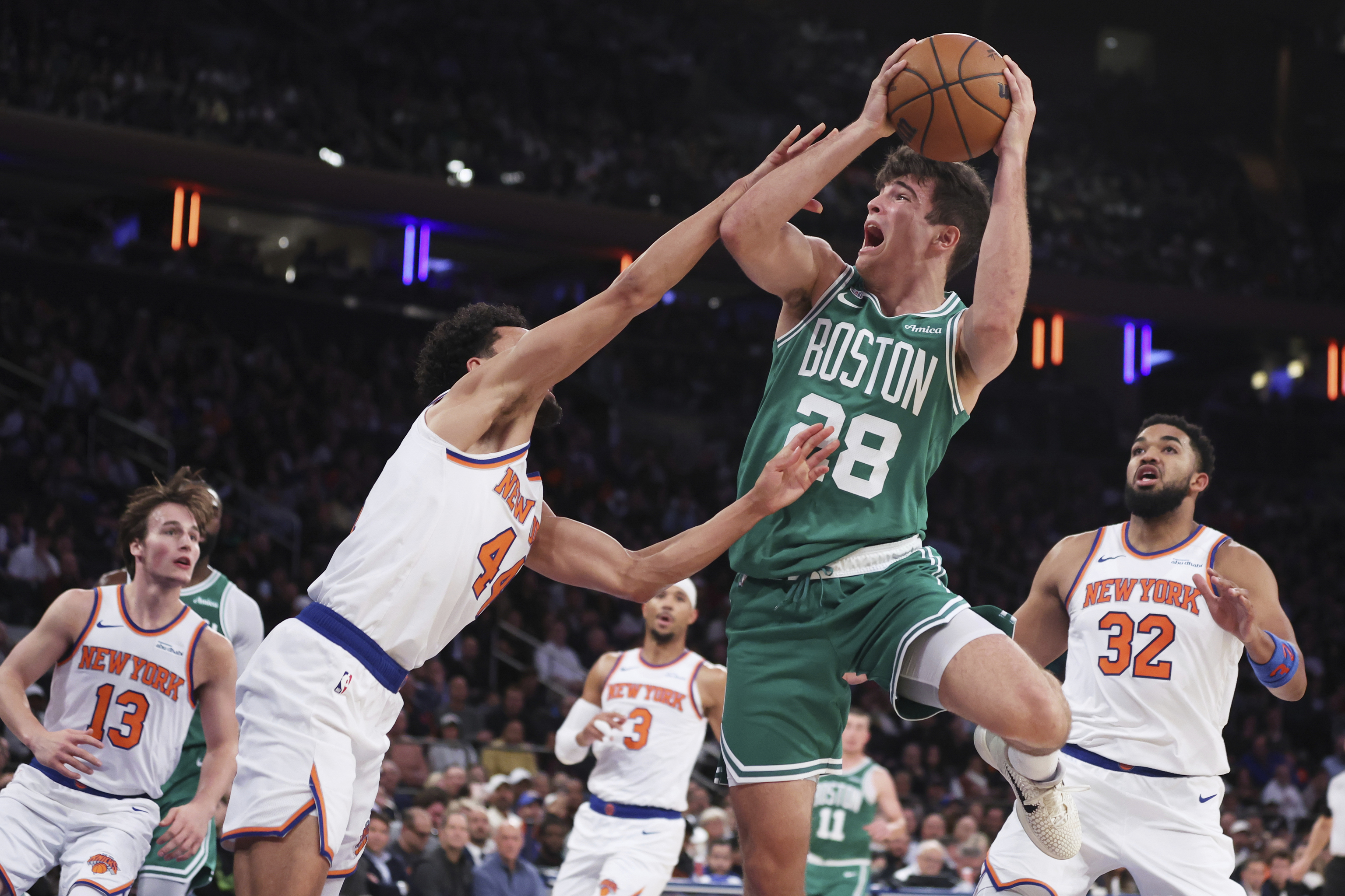 Hugo González lanza a canasta, durante un partido reciente de los Celtics ante los Knicks.